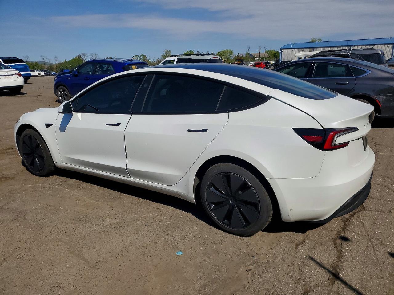 2025 Tesla Model 3 - Фото 2