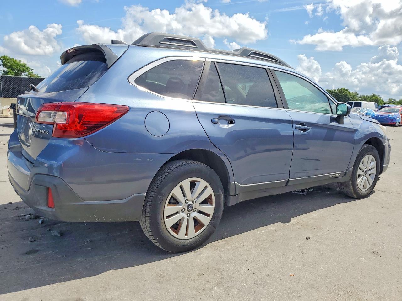 2018 Subaru Outback 2.5I Premium - Image 3