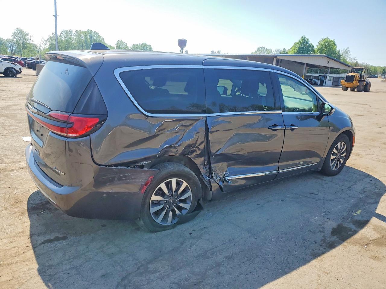2023 Chrysler Pacifica Hybrid Limited - Image 3