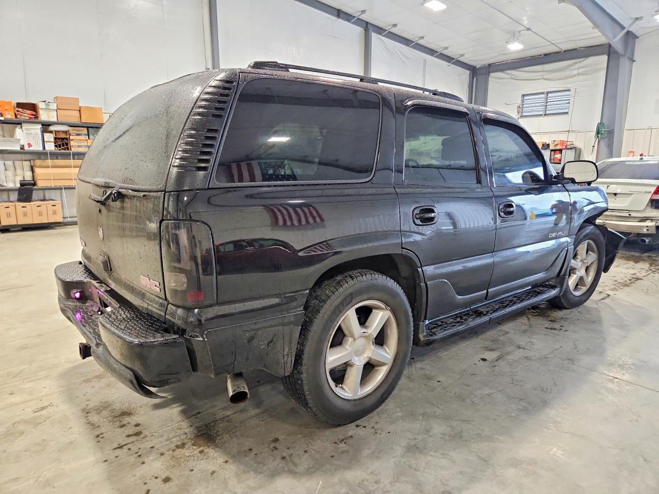 2005 GMC Yukon Denali - Image 3