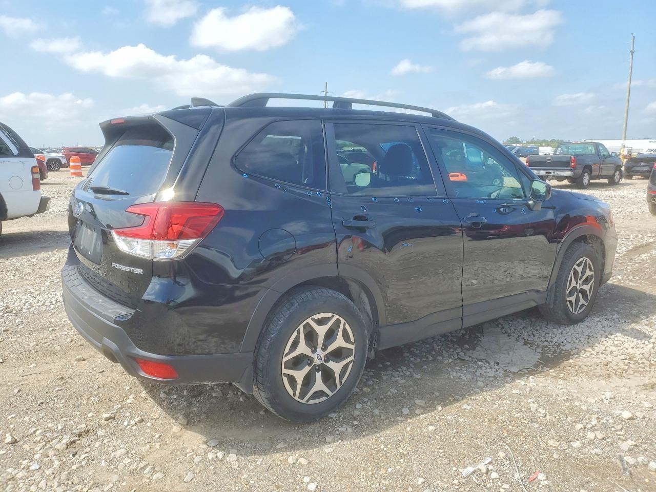 2019 Subaru Forester Premium - Image 3