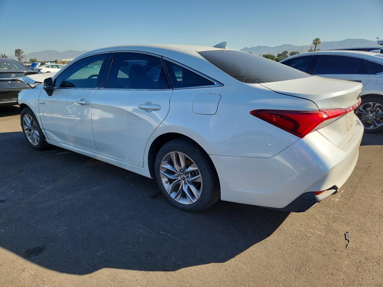2019 Toyota Avalon Hybrid Xle - Image 2