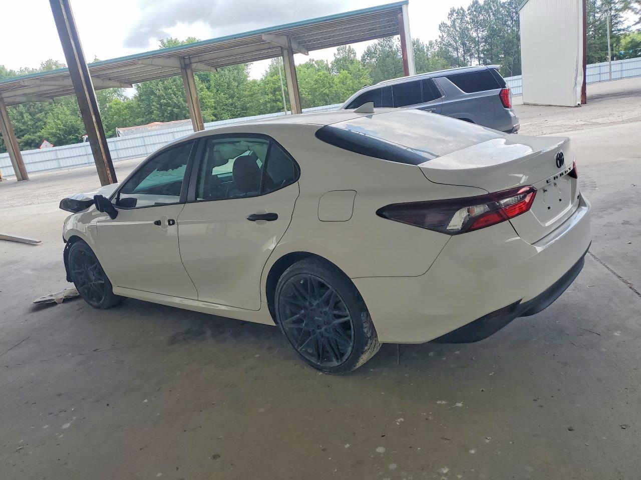 2021 Toyota Camry Le - Фото 2