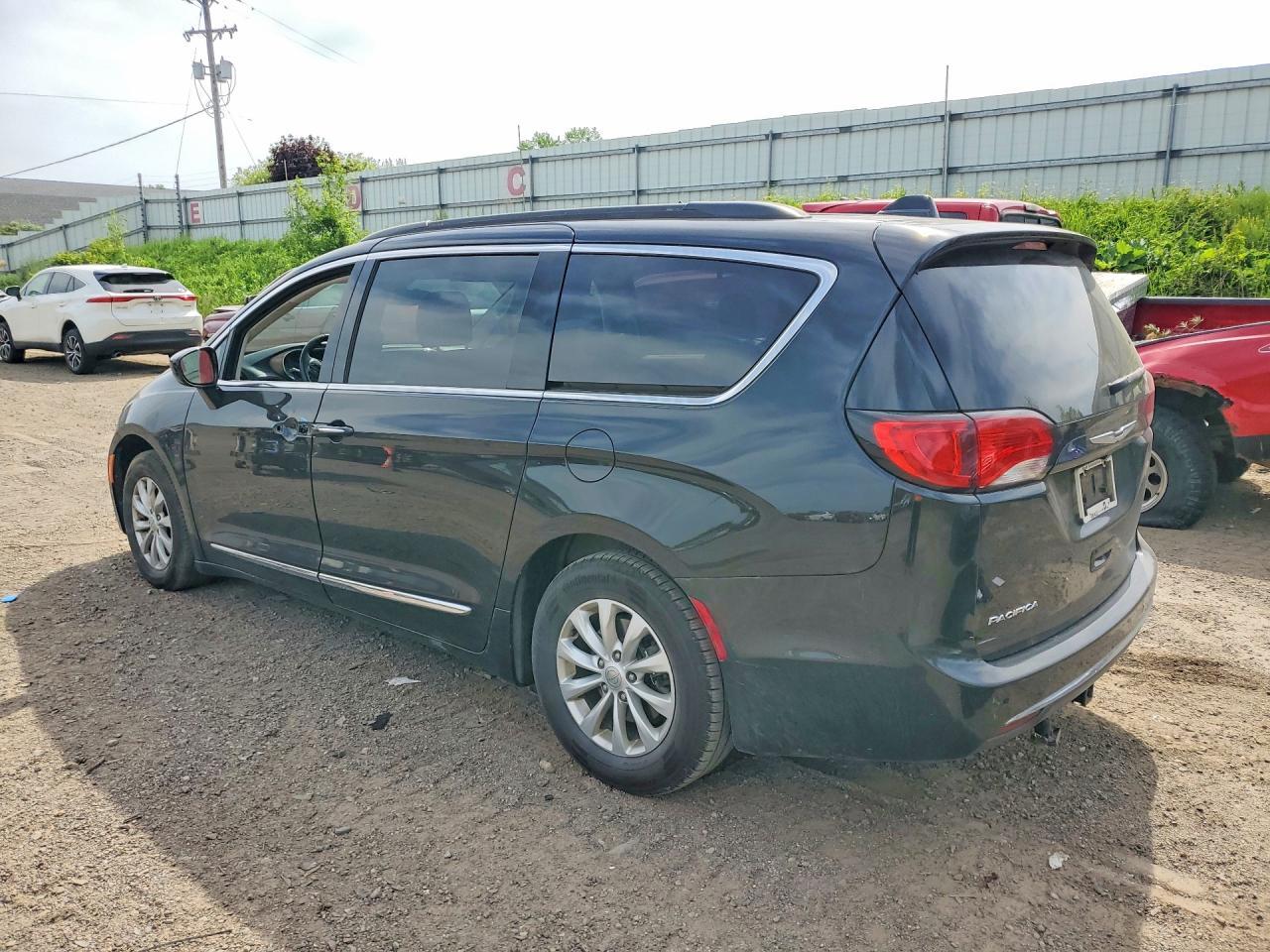 2017 Chrysler Pacifica Touring L - Фото 2