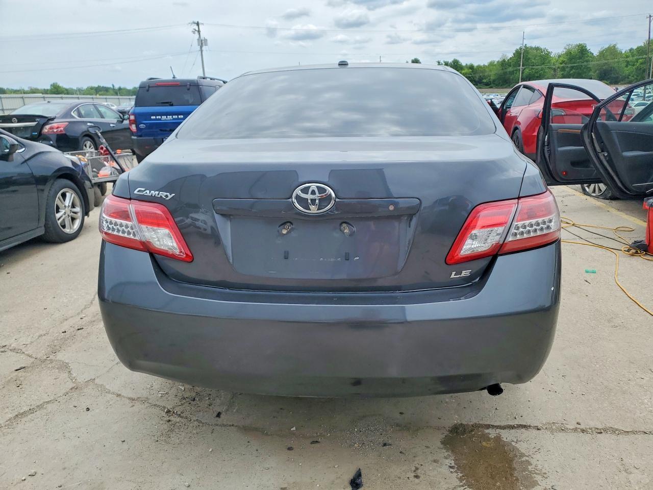 2011 Toyota Camry Le - Фото 6