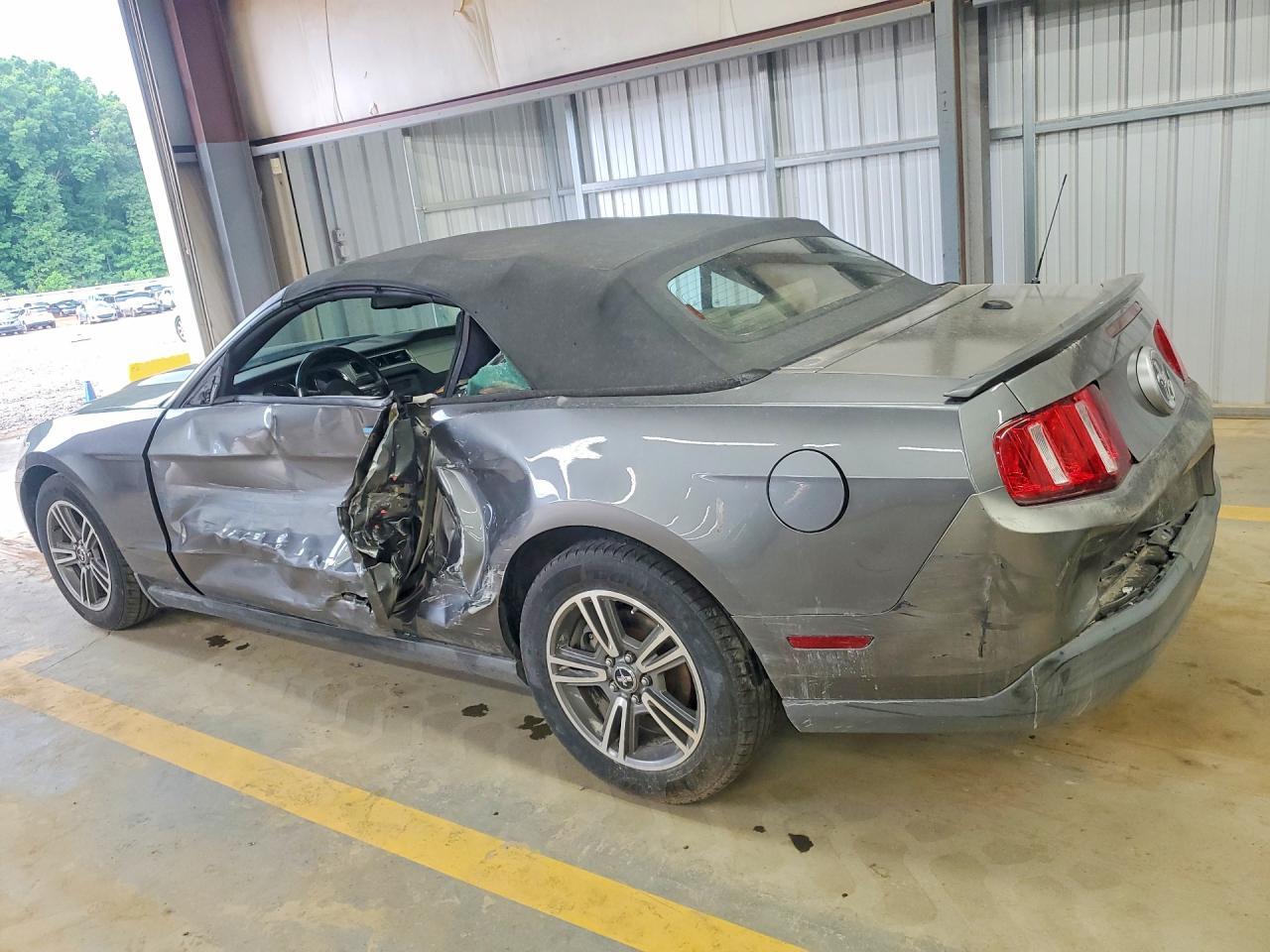2010 Ford Mustang - Фото 2
