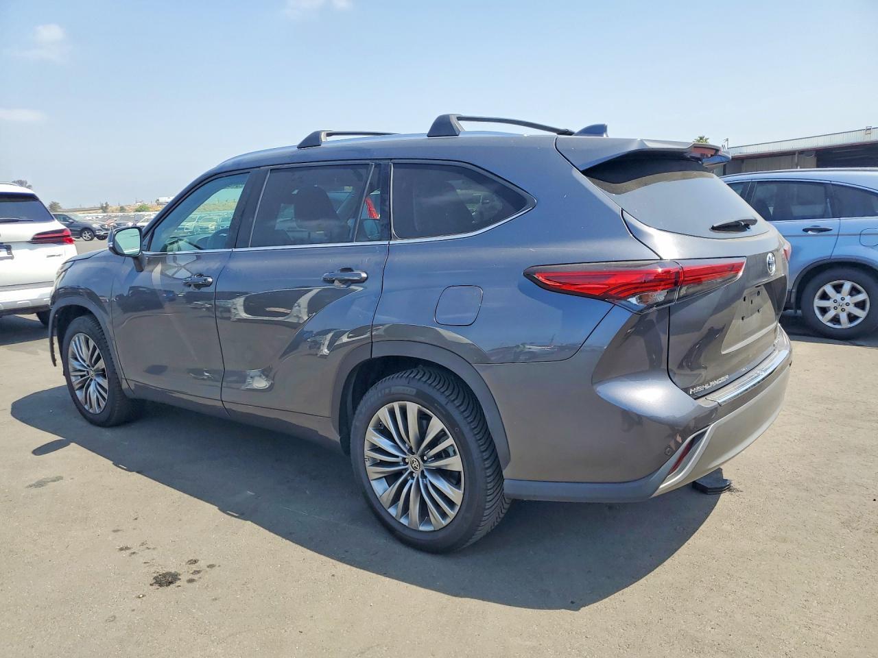 2021 Toyota Highlander Platinum - Image 2