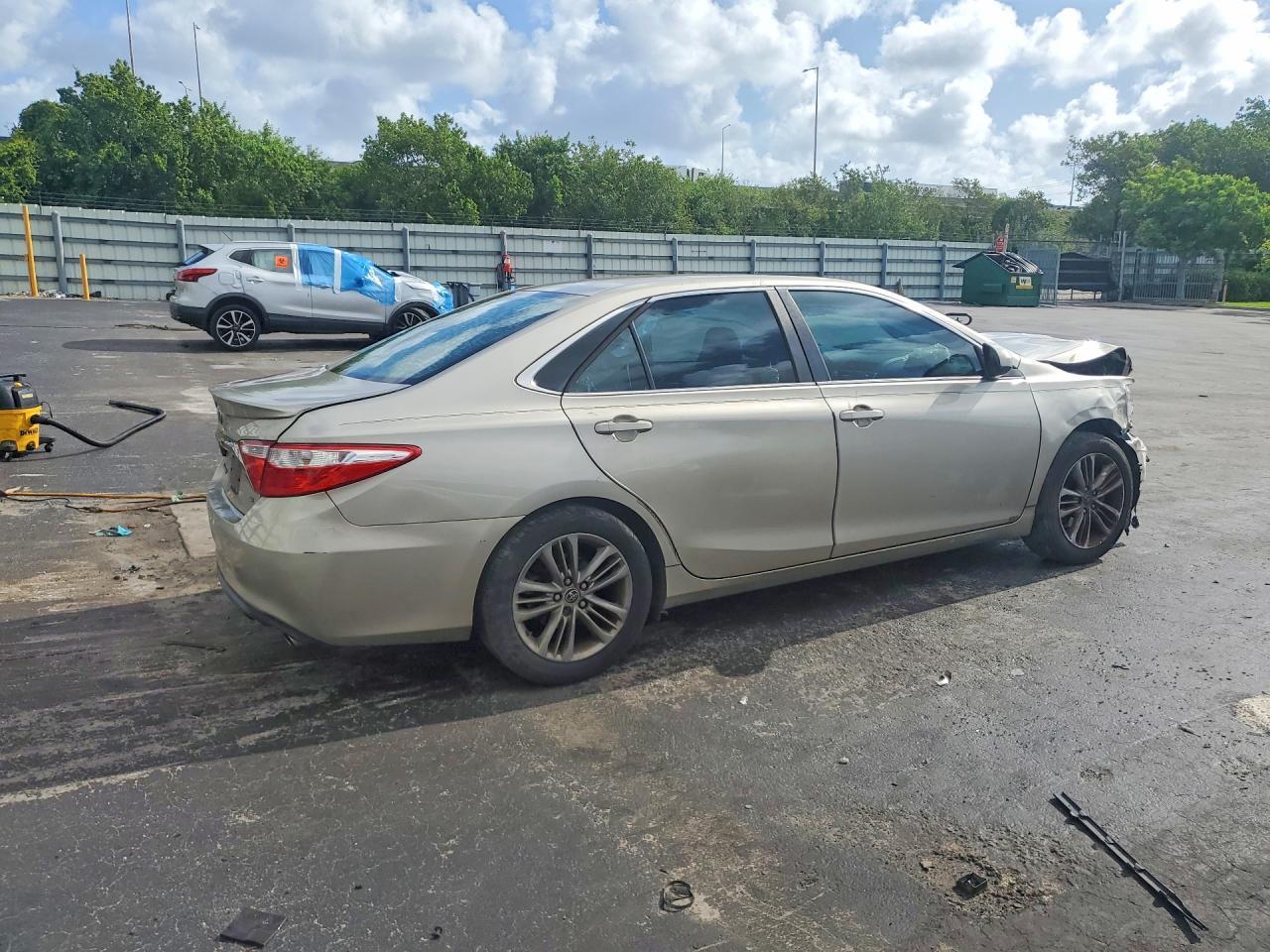 2016 Toyota Camry Se - Фото 3
