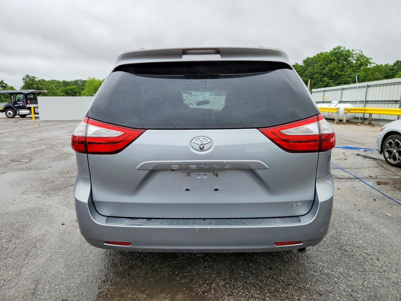 2015 Toyota Sienna Le - Image 6