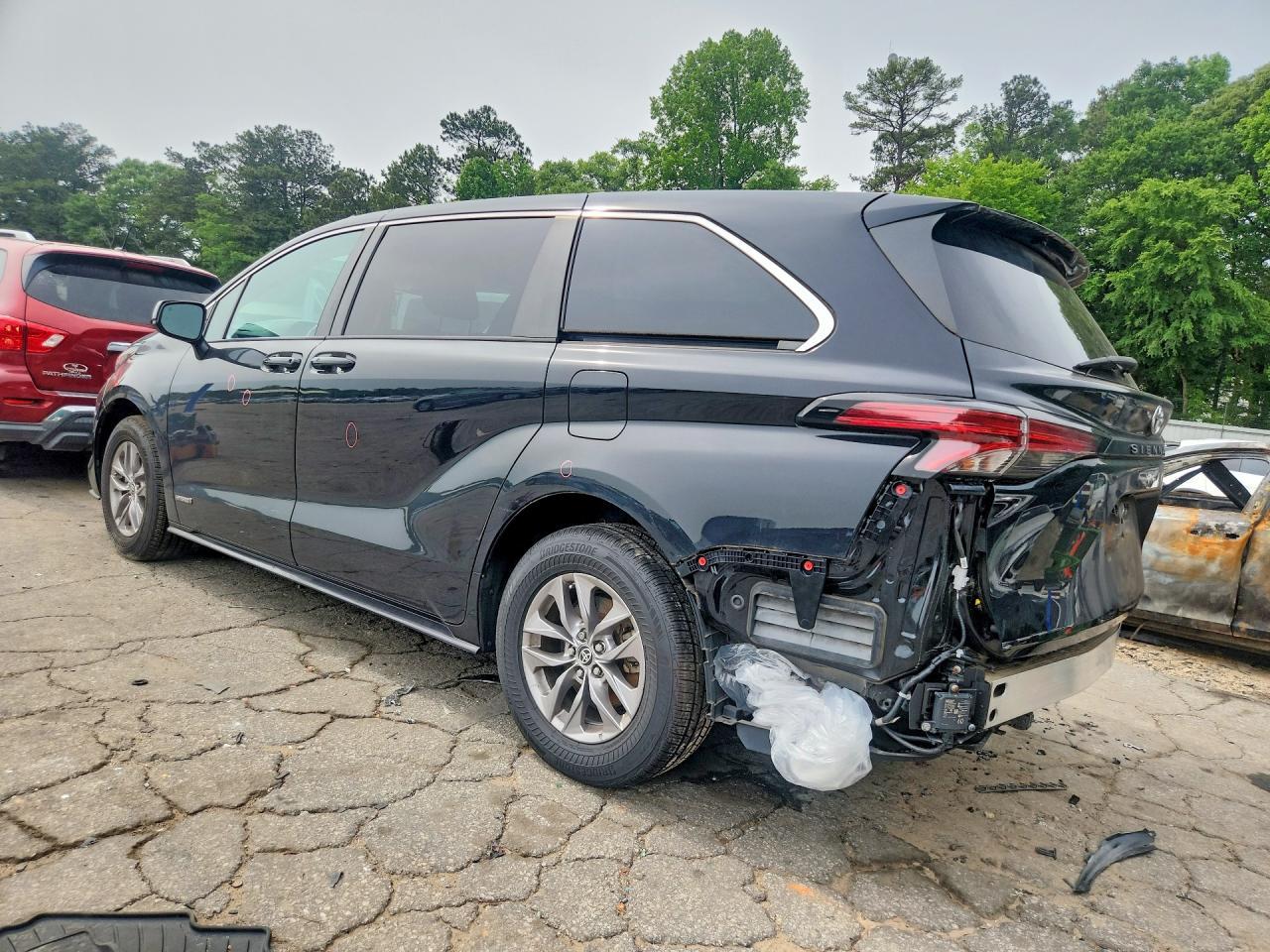 2021 Toyota Sienna Le - Image 2