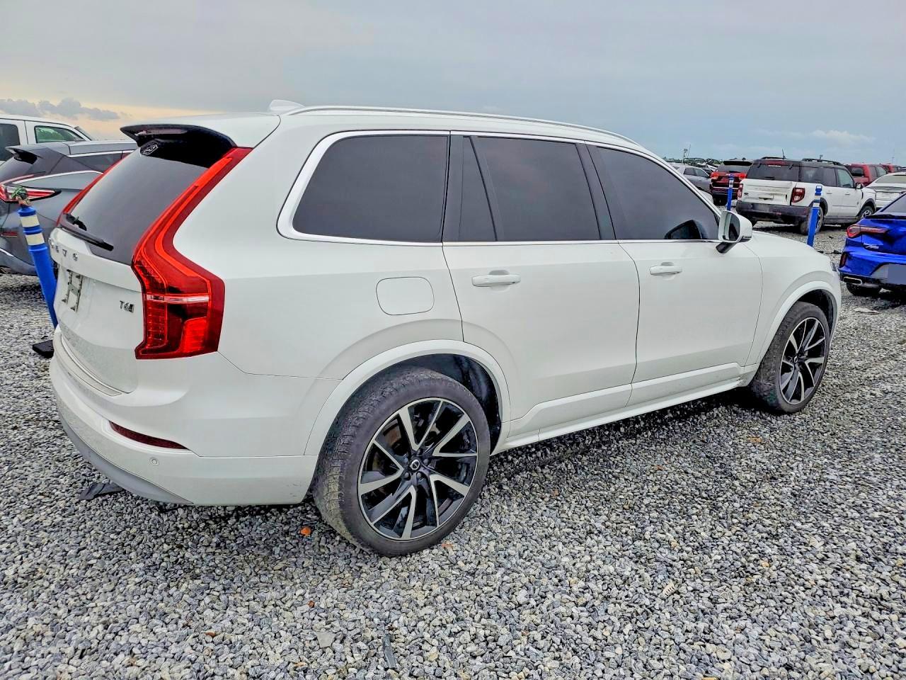 2022 Volvo Xc90 T6 Momentum - Image 3