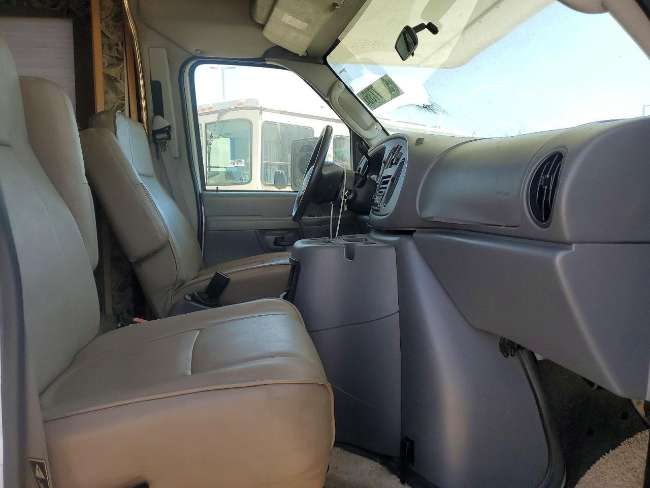 2003 Ford Econoline E450 Super Duty Cutaway Van - Фото 5