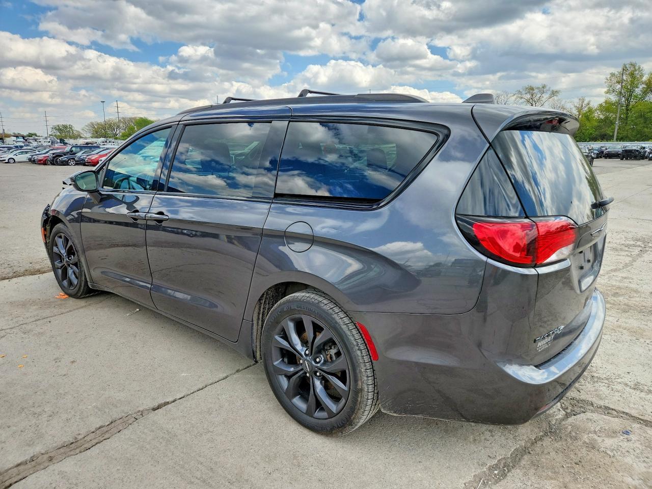 2019 Chrysler Pacifica Limited - Фото 2