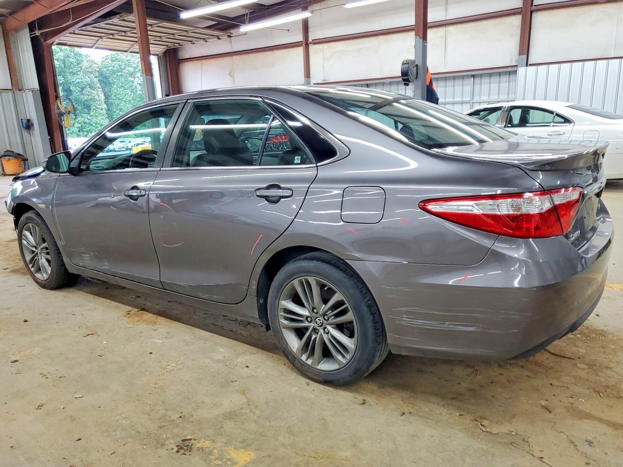 2016 Toyota Camry Se - Image 2