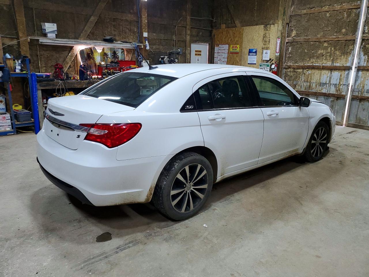 2014 Chrysler 200 Touring - Фото 3