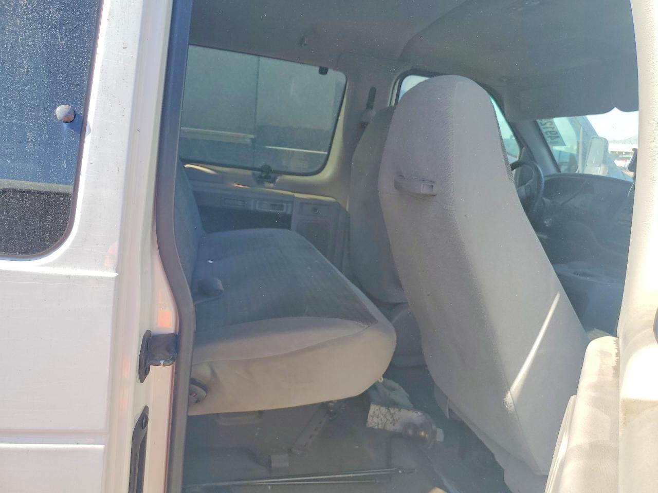 2002 Ford Econoline E350 Super Duty Wagon - Фото 6