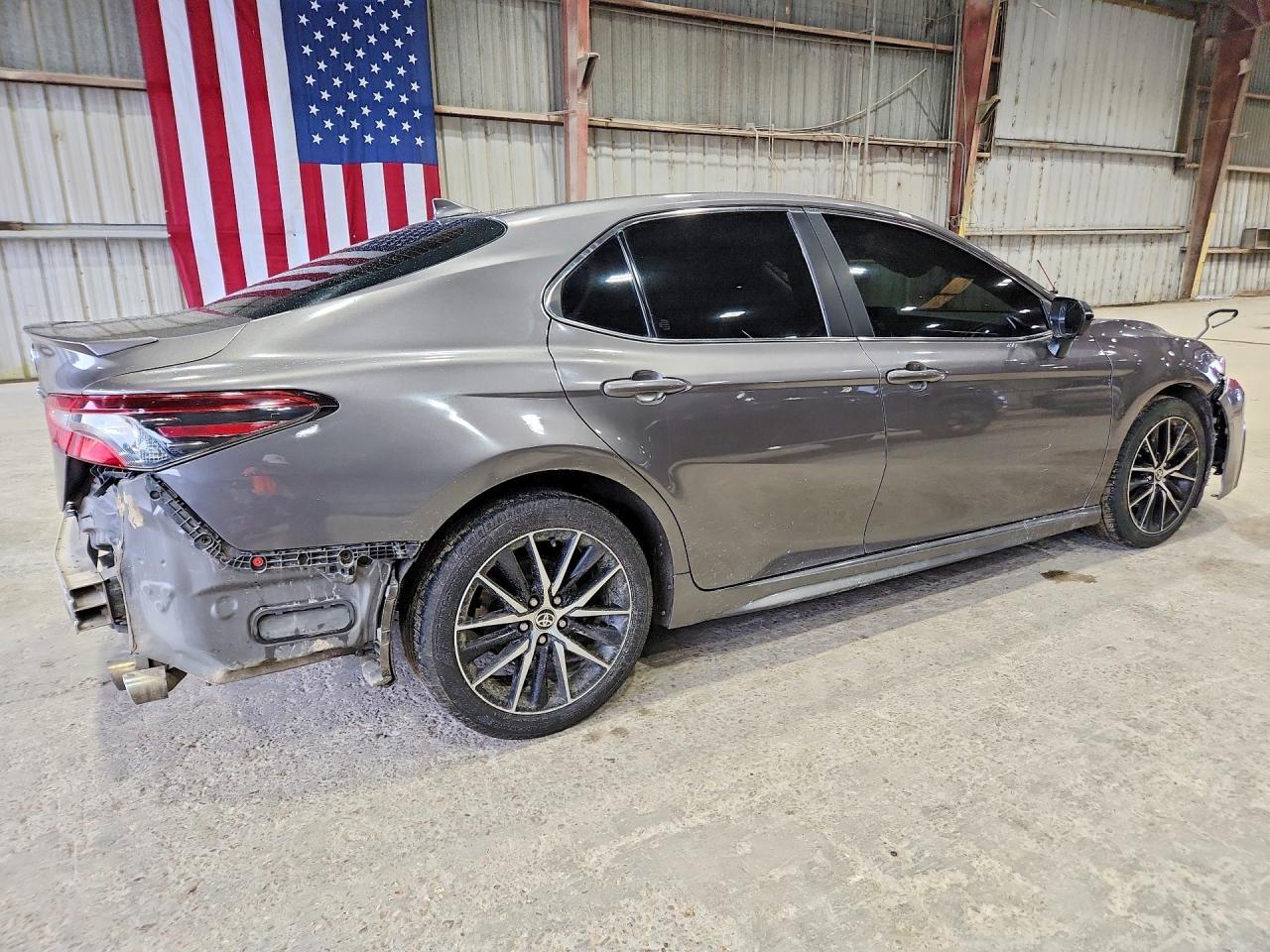2021 Toyota Camry Se - Фото 3