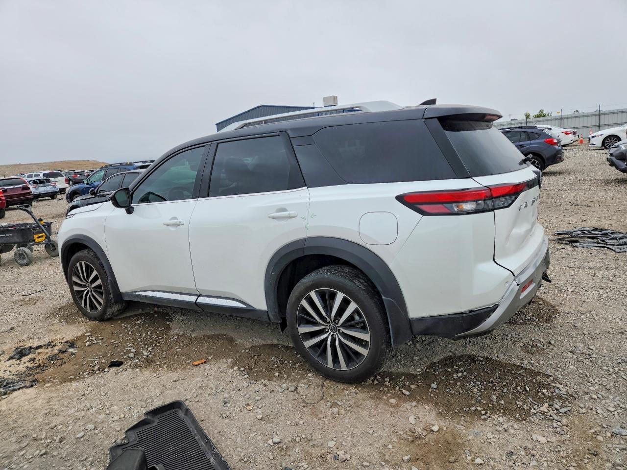 2025 Nissan Pathfinder Platinum - Image 2