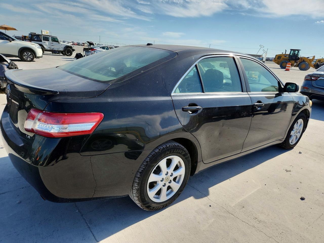 2011 Toyota Camry Le - Фото 3