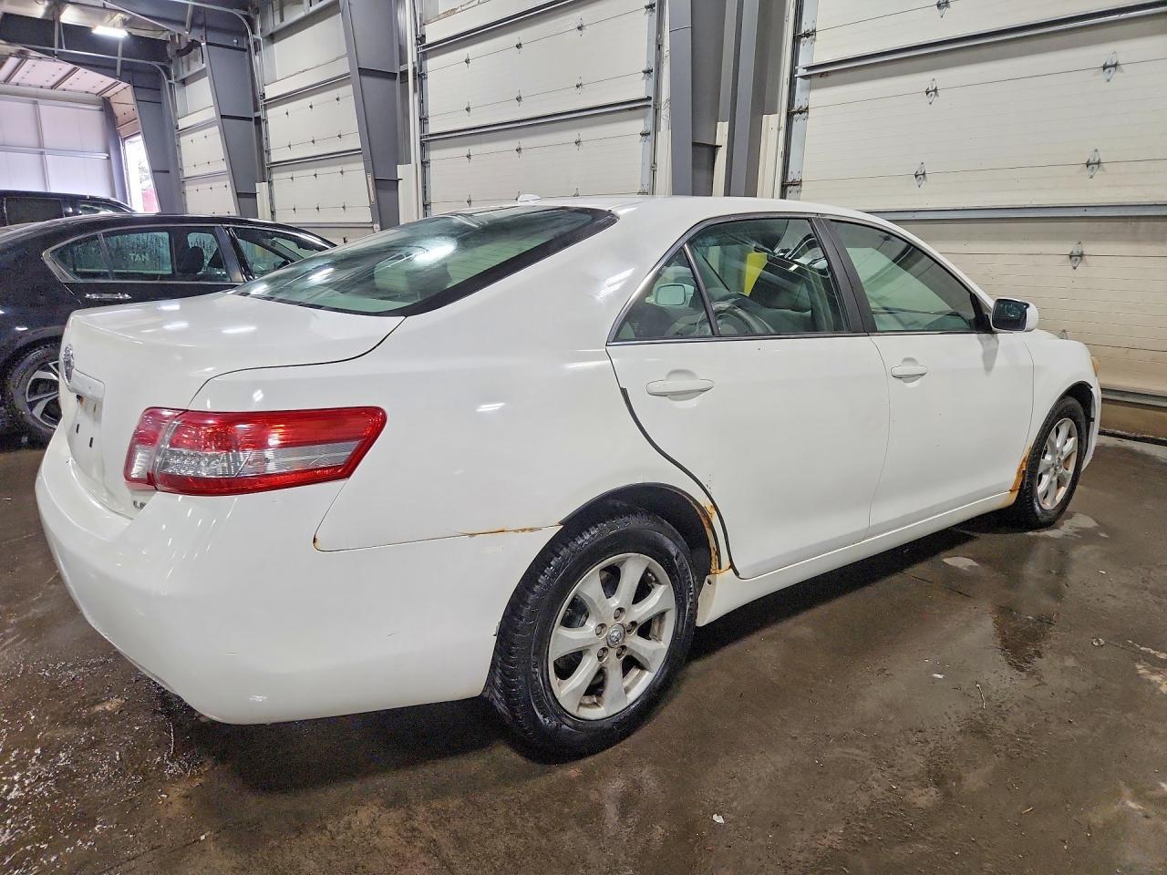 2011 Toyota Camry Le - Фото 3
