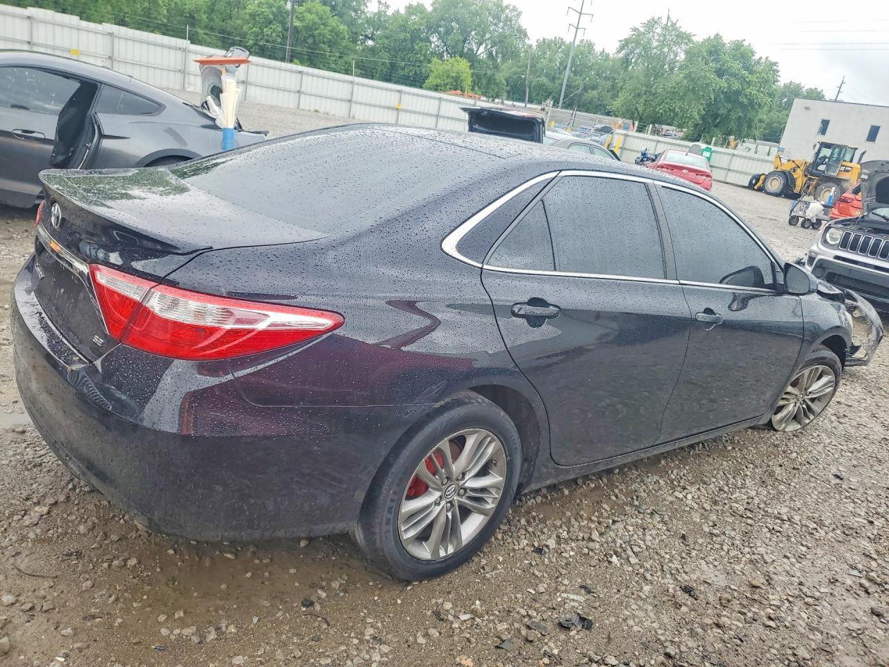 2016 Toyota Camry Se - Фото 3