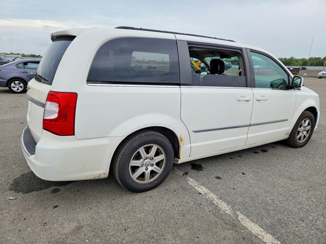 2011 Chrysler Town & Country Touring - Фото 3