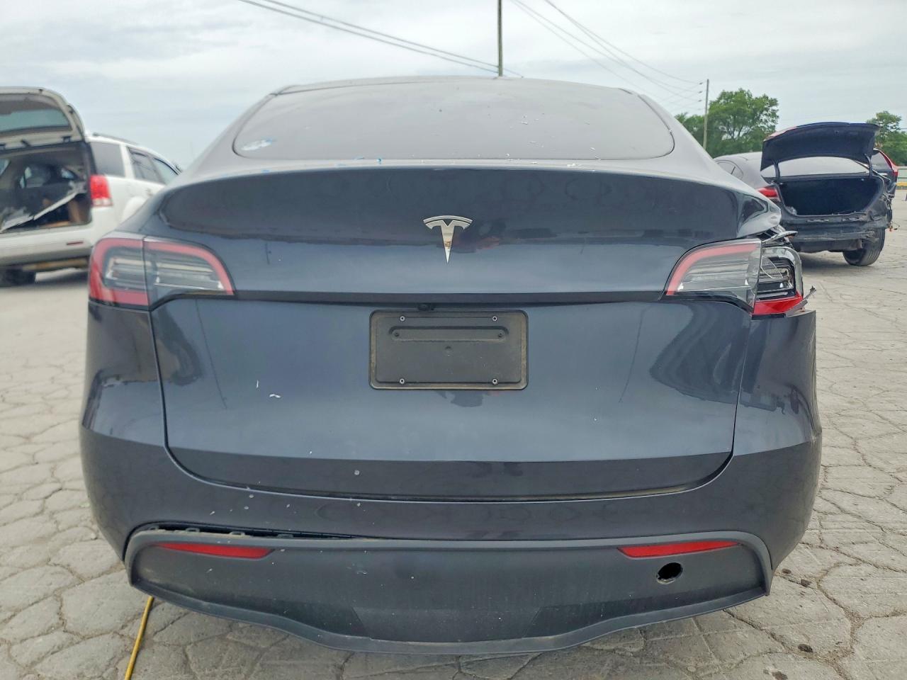 2025 Tesla Model Y - Image 6