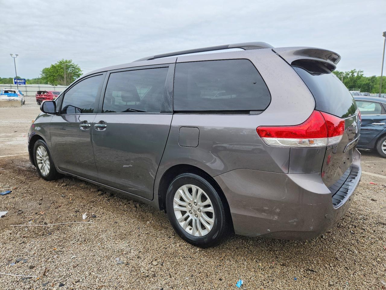 2014 Toyota Sienna Xle 8-Passenger - Image 2