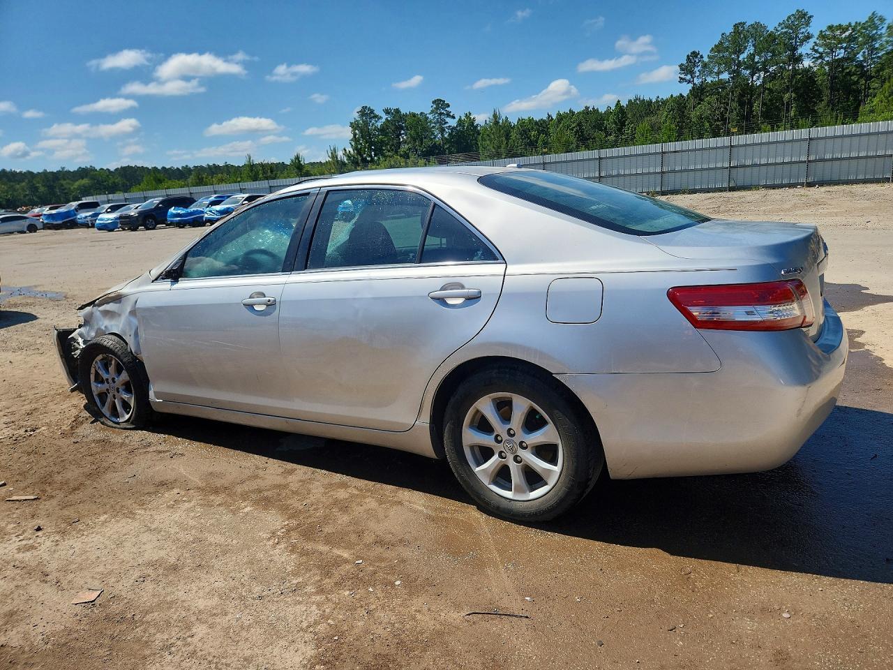 2011 Toyota Camry Le - Фото 2
