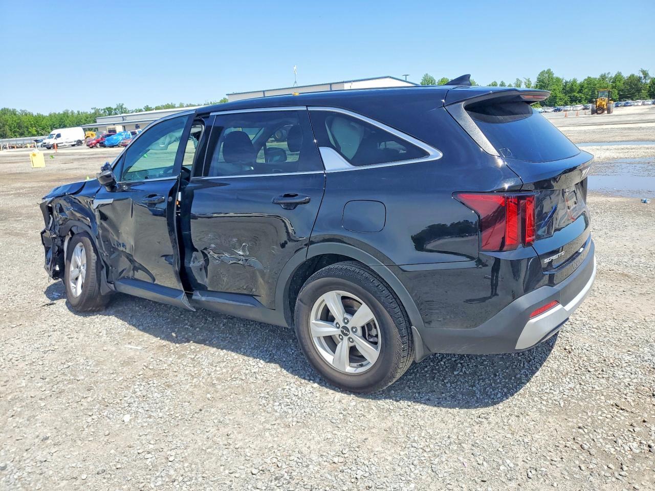 2024 Kia Sorento Lx - Image 2