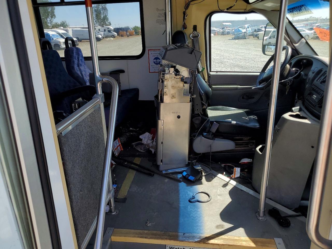 2008 Ford Econoline E450 Super Duty Cutaway Van - Image 5