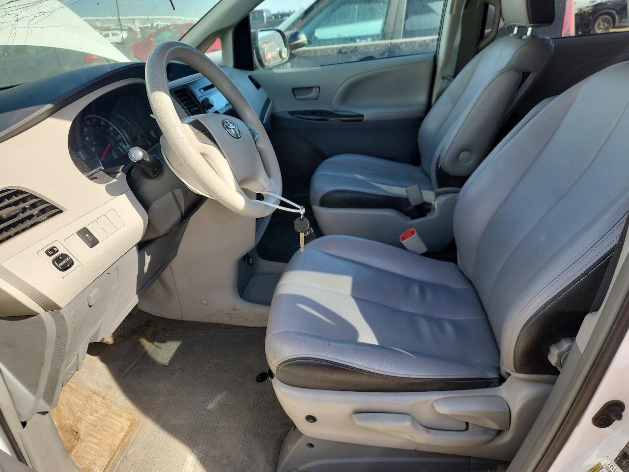 2013 Toyota Sienna L 7-Passenger - Фото 7