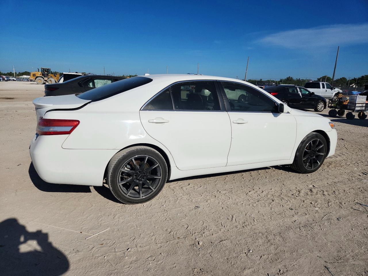 2010 Toyota Camry Le - Image 3