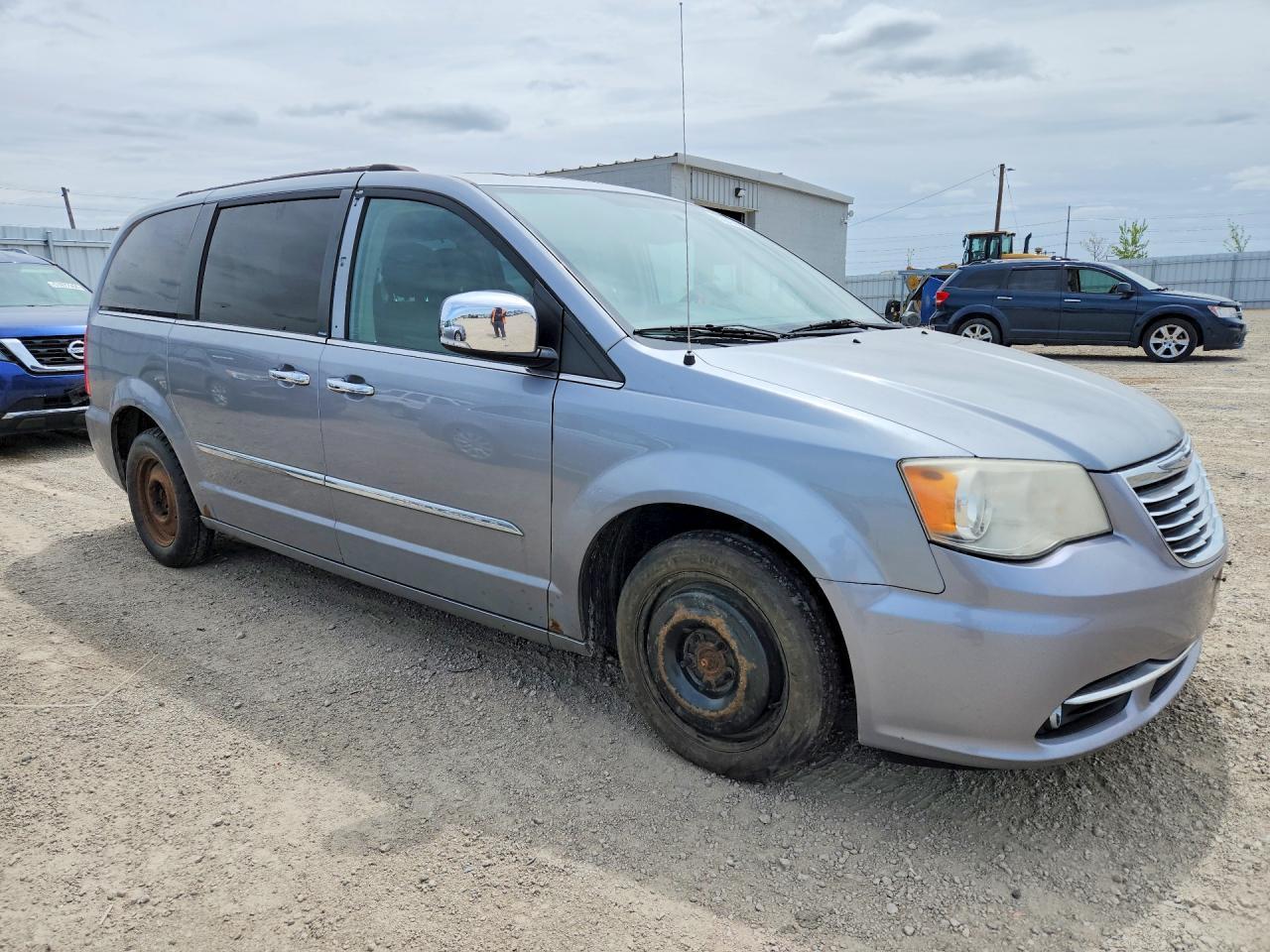 2013 Chrysler Town & Country Touring L - Image 4