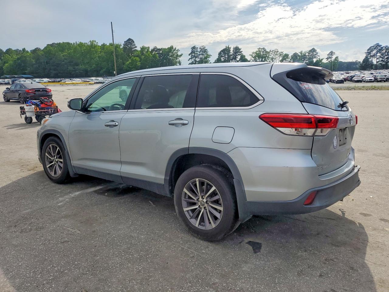 2019 Toyota Highlander Xle - Image 2