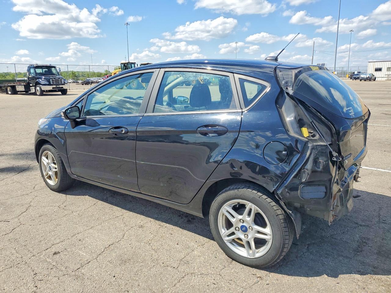 2019 Ford Fiesta Se - Image 2