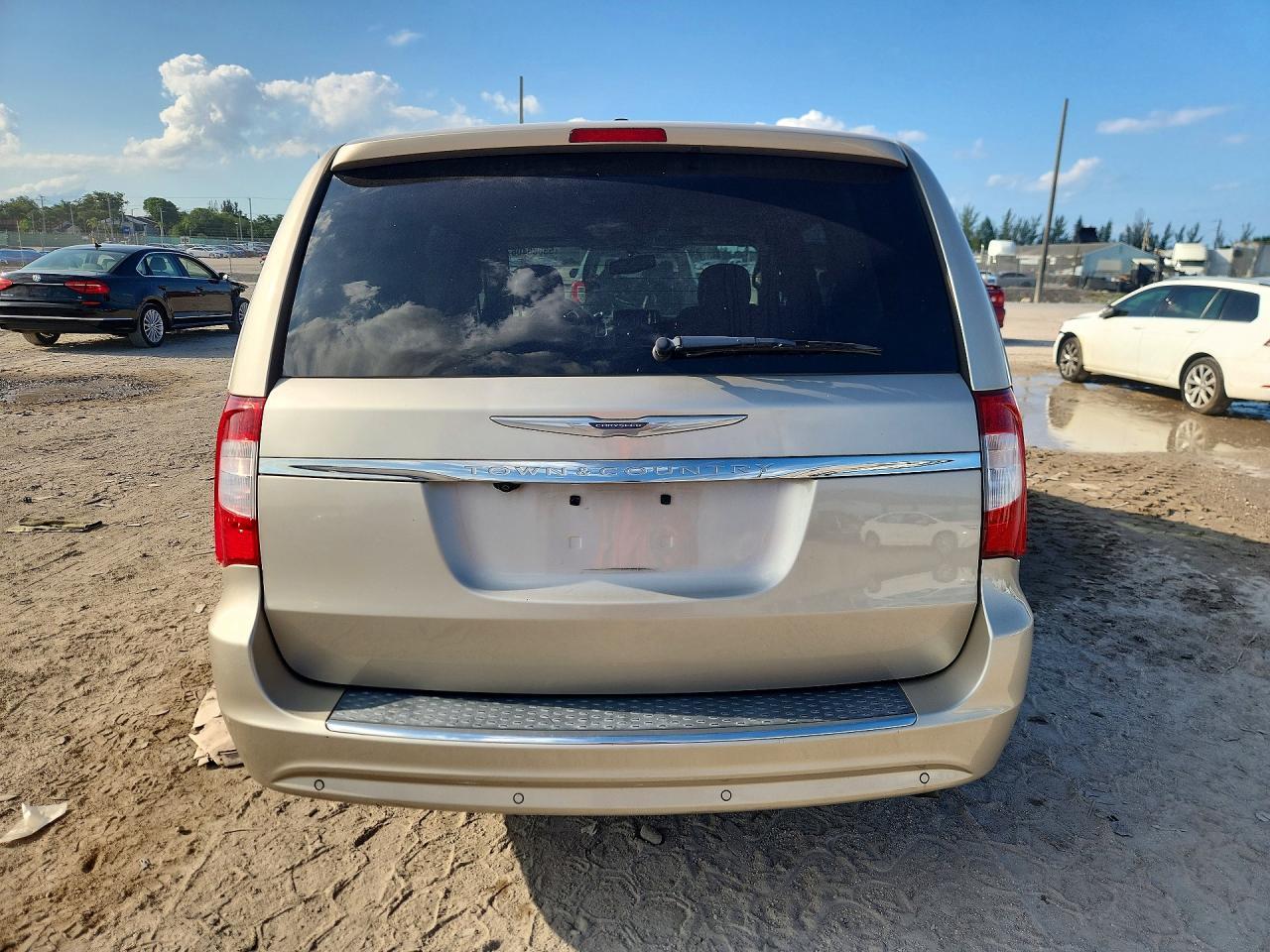 2016 Chrysler Town & Country Touring L - Фото 6