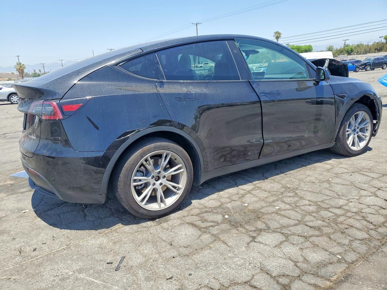 2024 Tesla Model Y - Фото 3