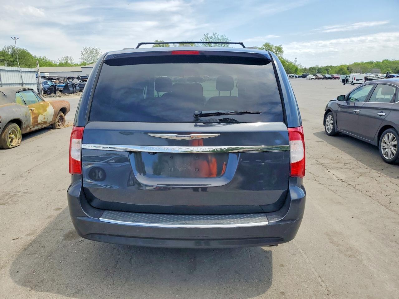 2014 Chrysler Town & Country Touring - Фото 6