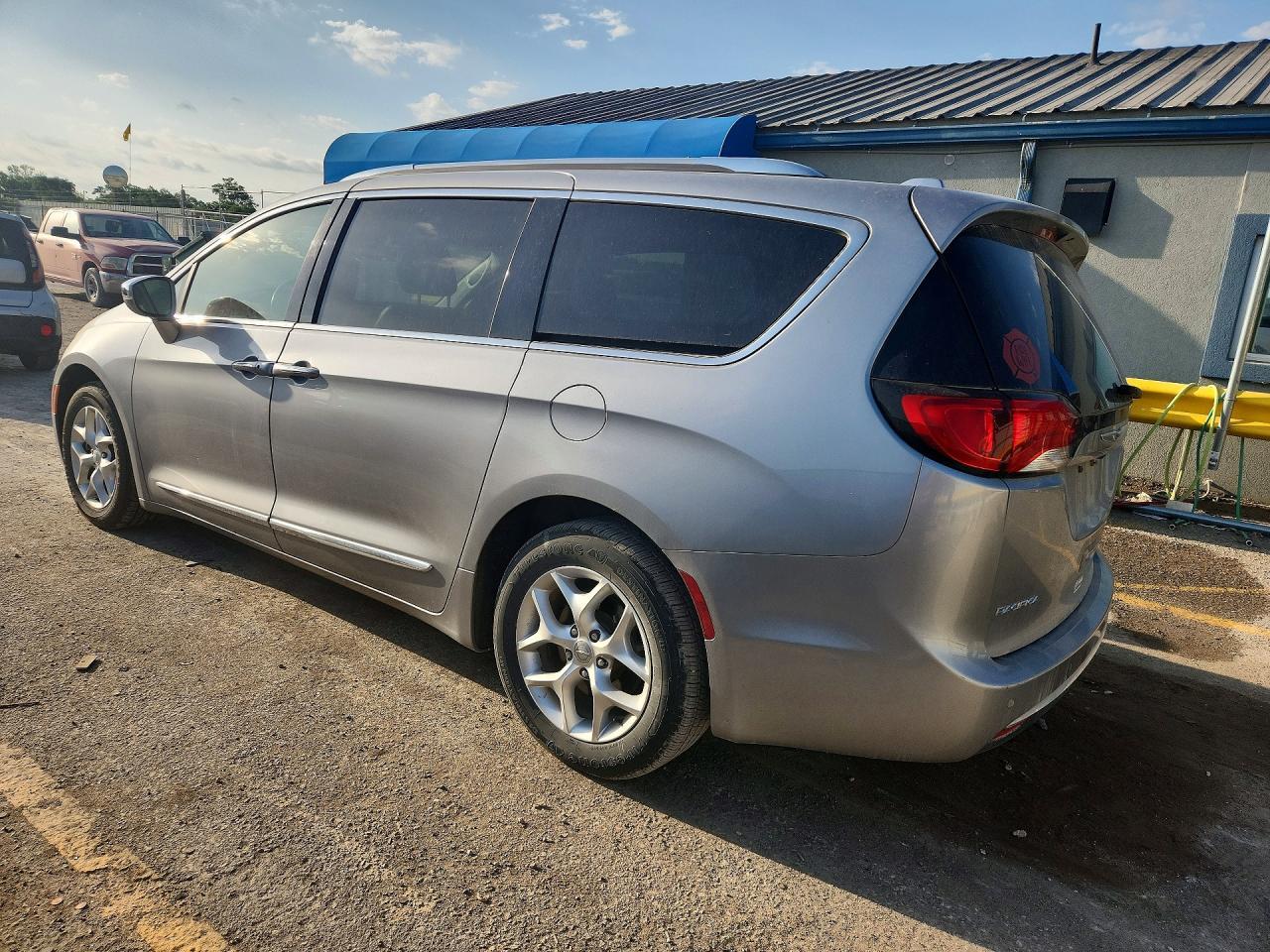 2020 Chrysler Pacifica Limited - Image 2
