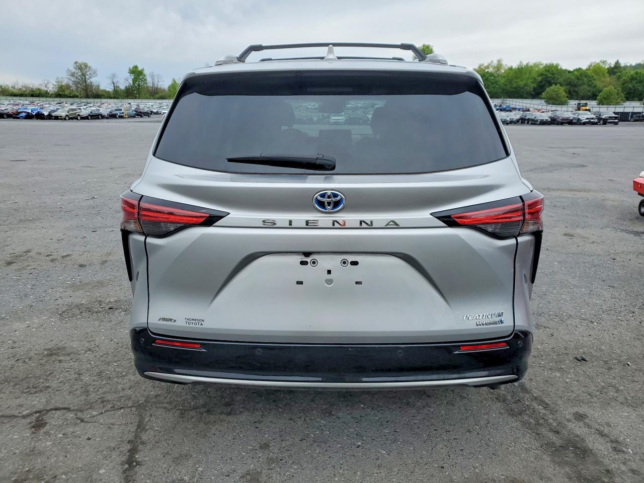 2022 Toyota Sienna - Image 6