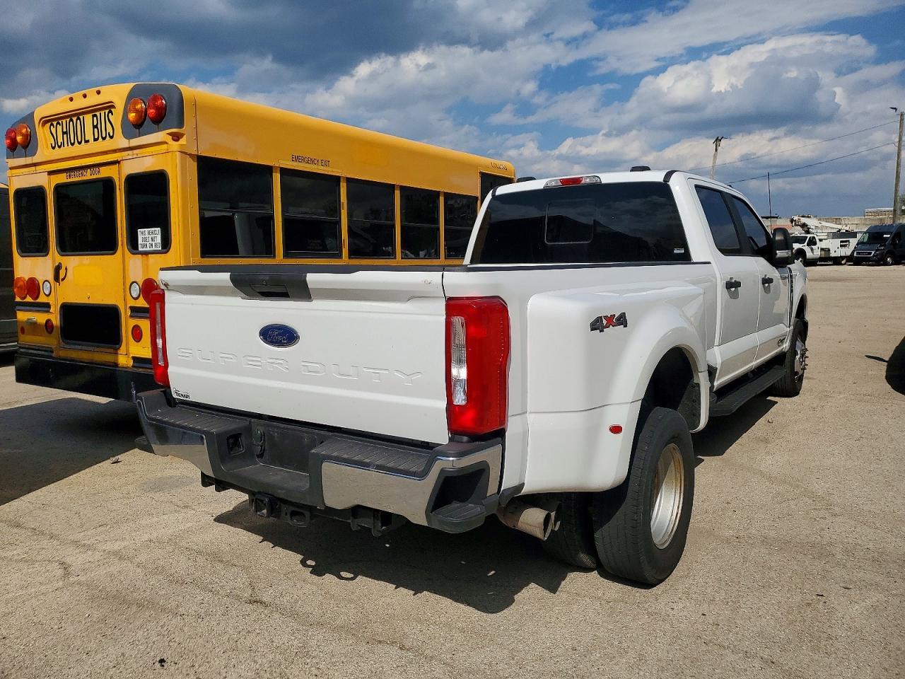 2023 Ford F350 Super Duty - Image 4