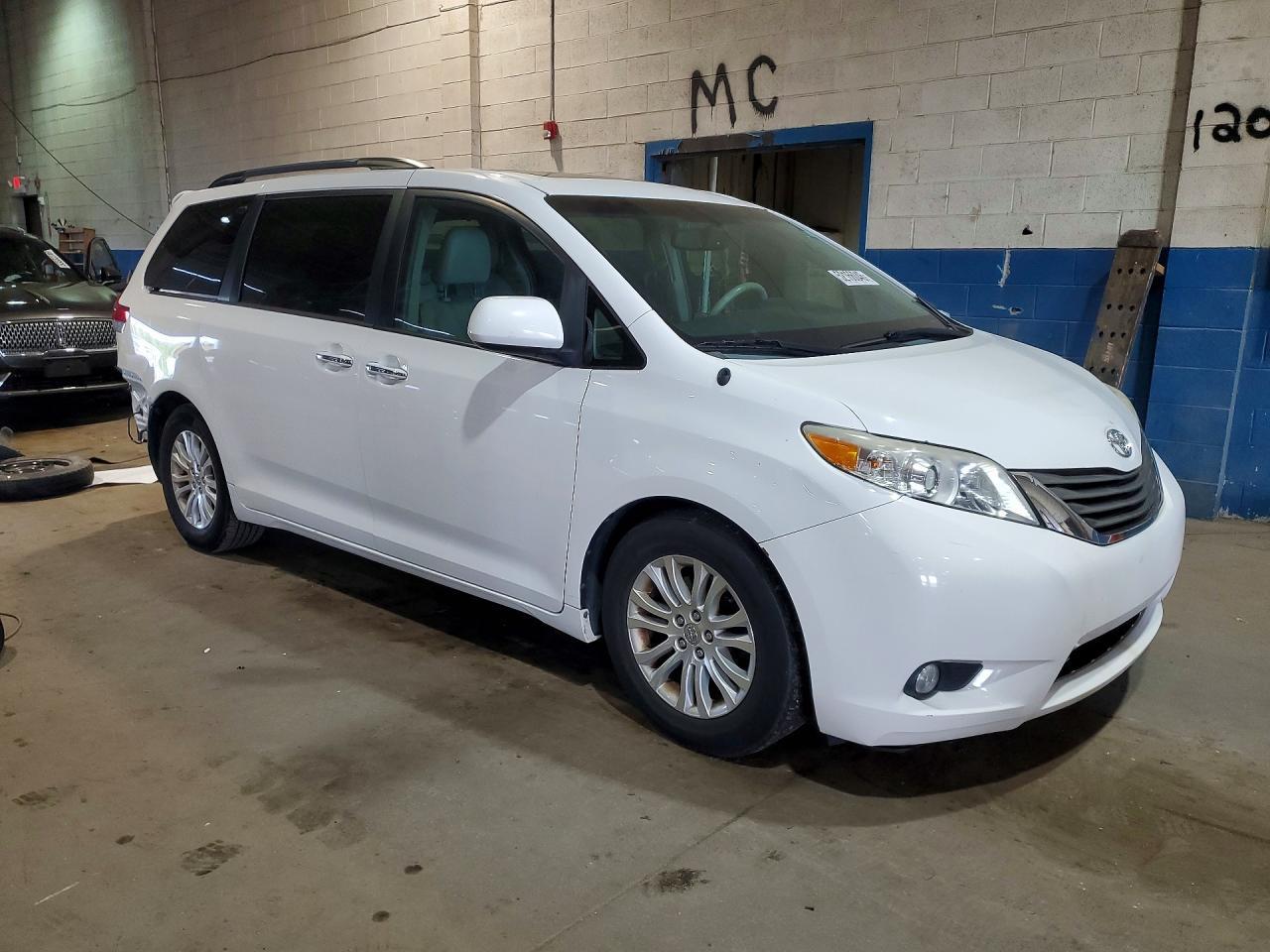 2014 Toyota Sienna Xle 8-Passenger - Фото 4