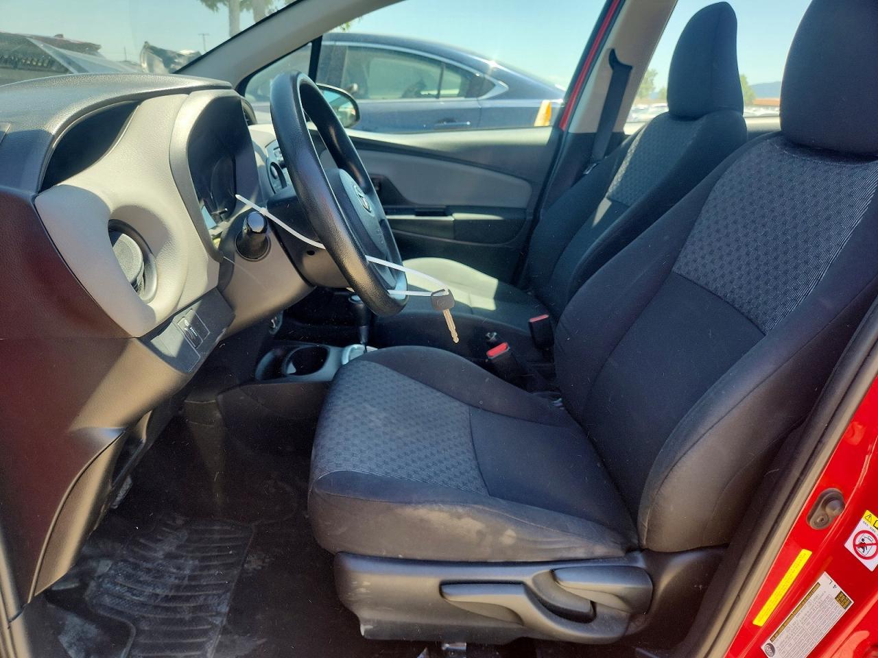 2015 Toyota Yaris 5-Door L - Фото 7