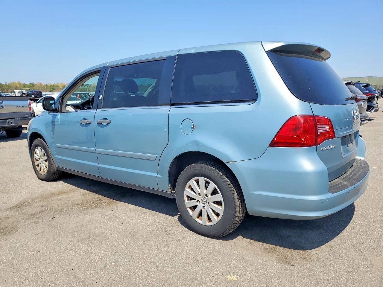 2009 Volkswagen Routan S - Image 2