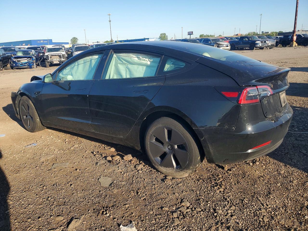 2023 Tesla Model 3 - Фото 2