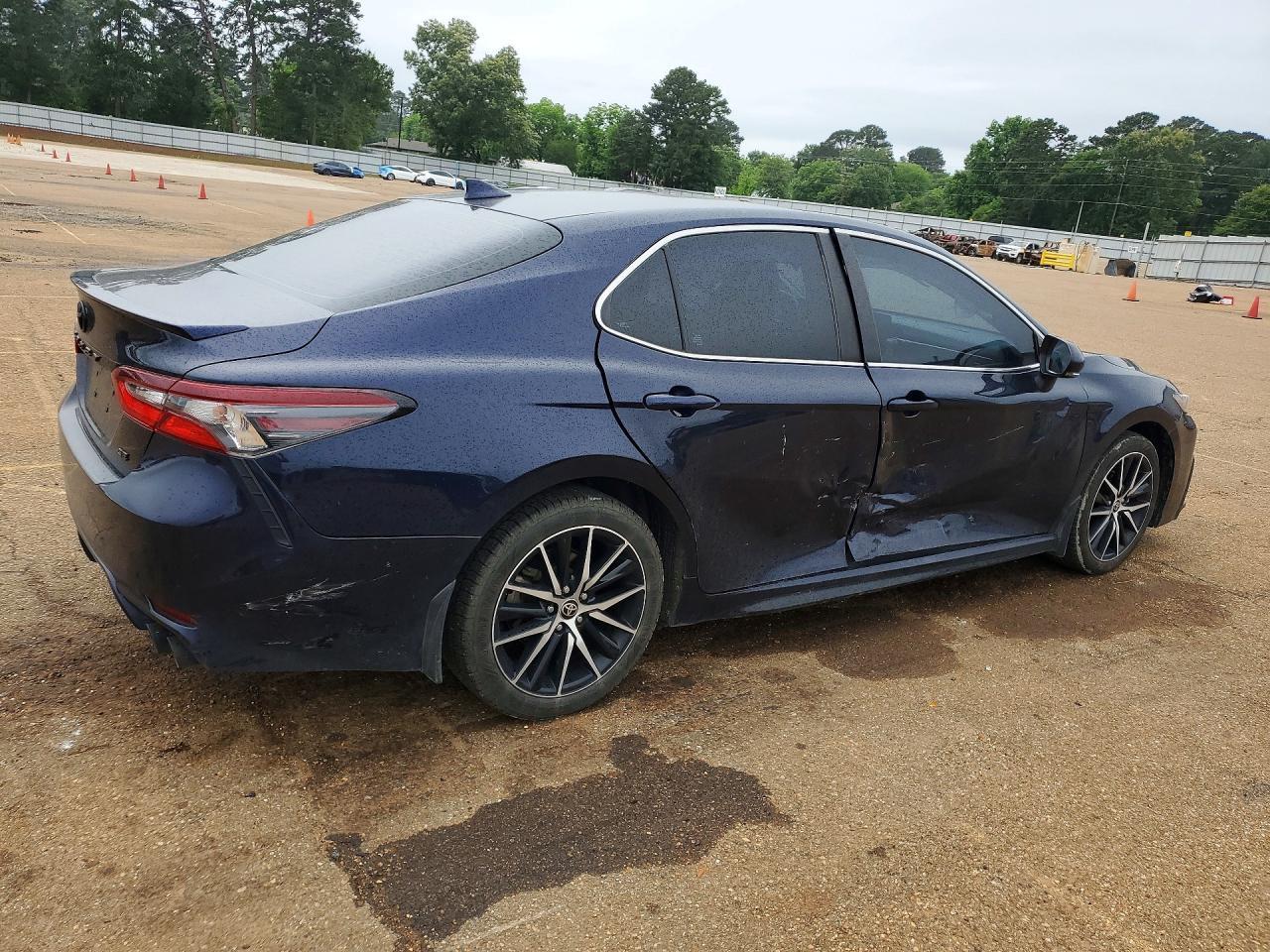 2022 Toyota Camry Se - Фото 3