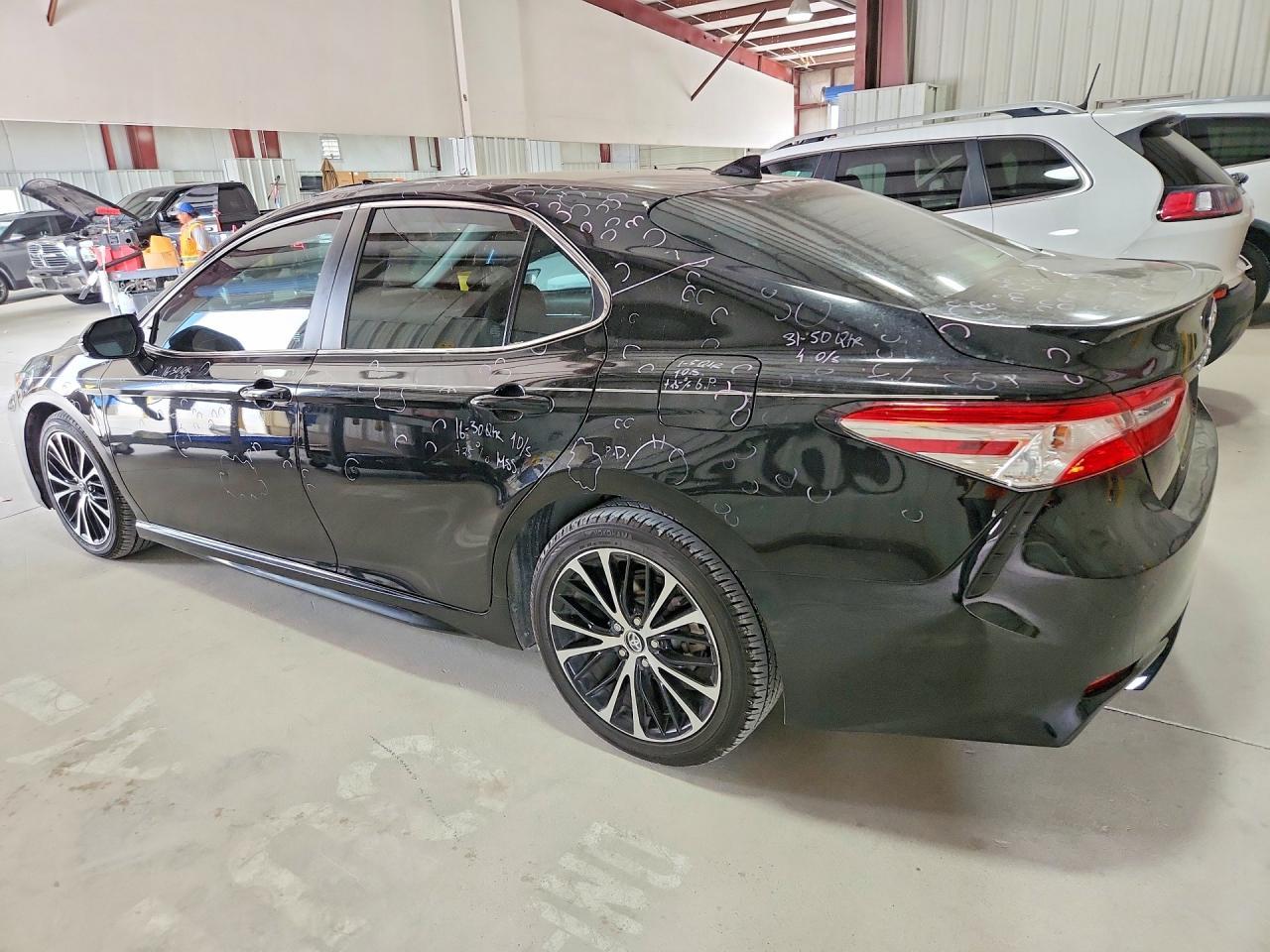 2020 Toyota Camry Se - Фото 2
