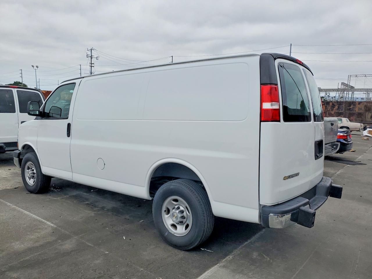 2024 Chevrolet Express G2500 - Cargo Van *** Clean Title * Prior Fleet *** - Фото 2
