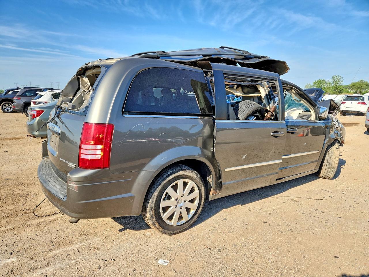 2010 Chrysler Town & Country Touring Plus - Фото 3